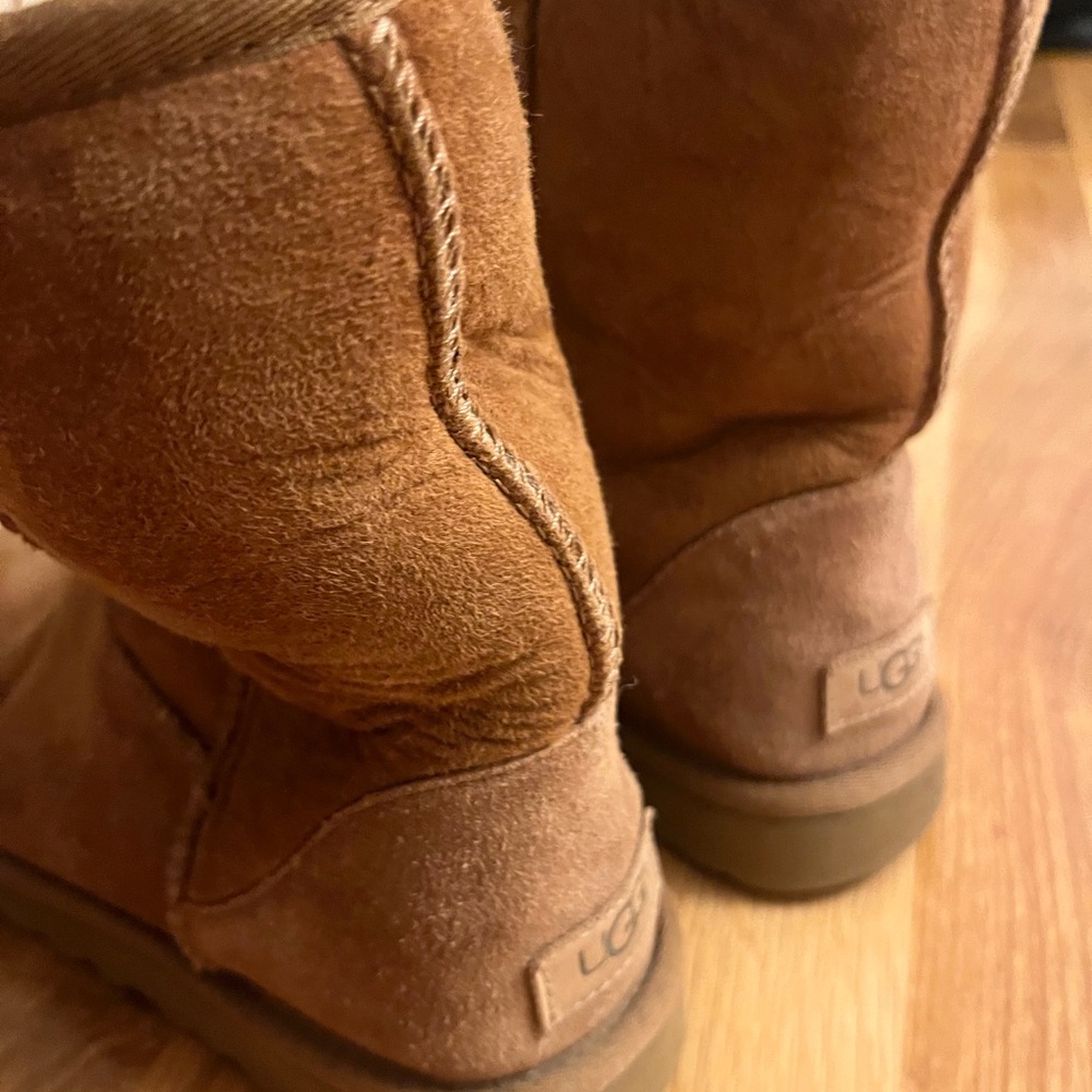 UGG CLASSIC SHORT BOOTS